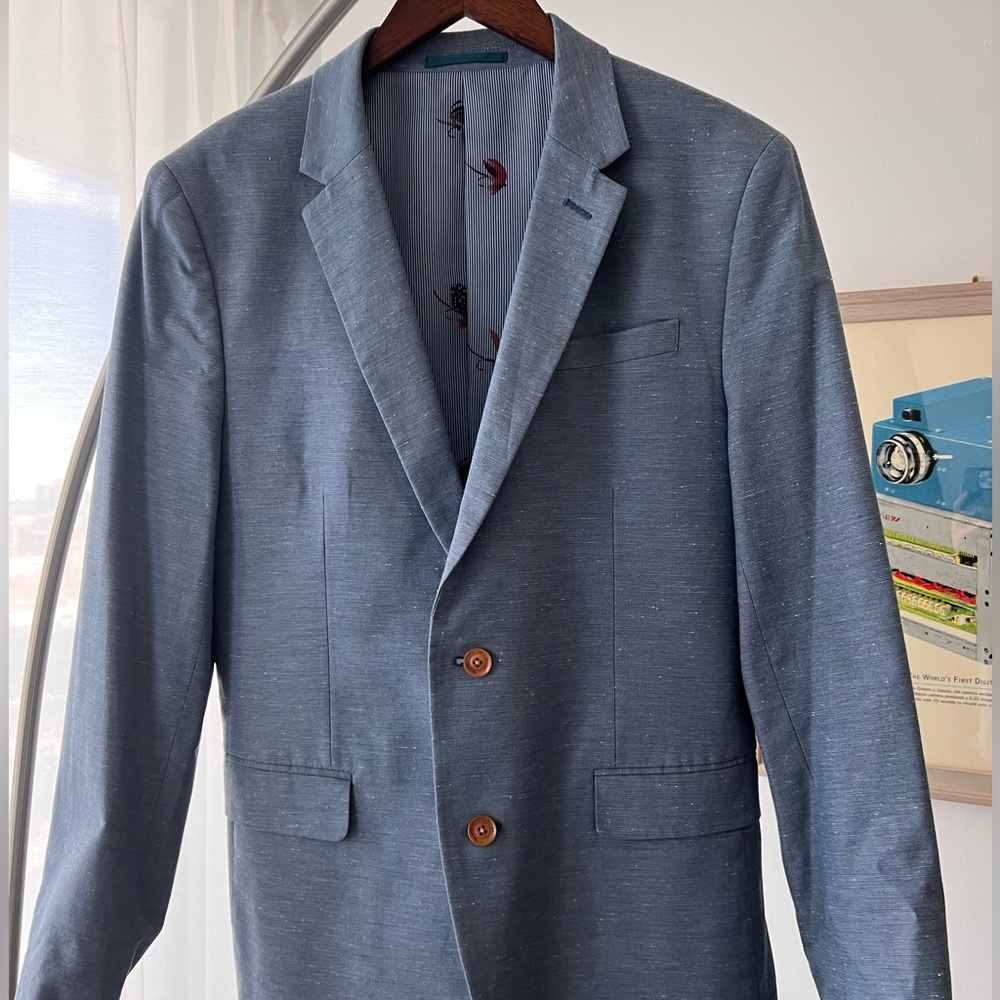 Lightly used Men’s R&W Co blue blazer. Size 40R.